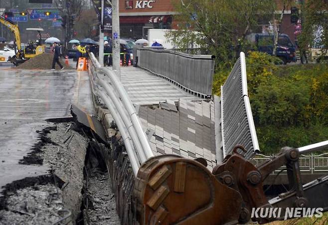 지난 5일 경기도 성남시 분당구 정자교 통행로가 무너지는 사고가 발생해 소방 대원 등 관계자들이 현장을 수습하고 있다.   사진=박효상 기자