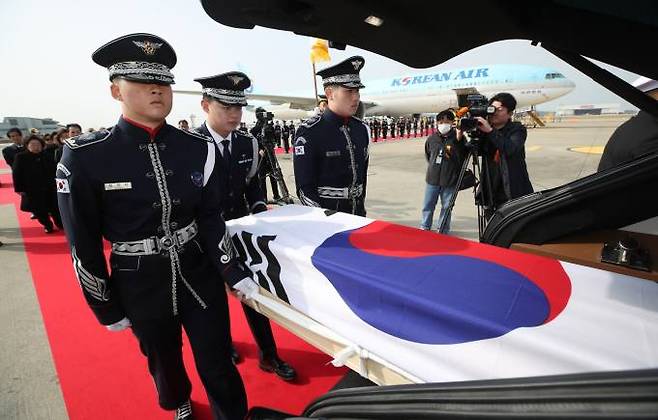 10일 인천국제공항 제2터미널 주기장에서 열린 황기환 애국지사 유해 영접 행사에서 국방부 의장대가 유해를 운구차에 봉송하고 있다.