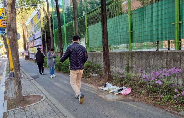 어린이보호구역 내 음주운전 사고로 배승아(9)양이 사망한 가운데, 9일 오후 대전 서구 둔산동 사고 현장을 찾은 한 시민이 기도하고 있다. 연합뉴스