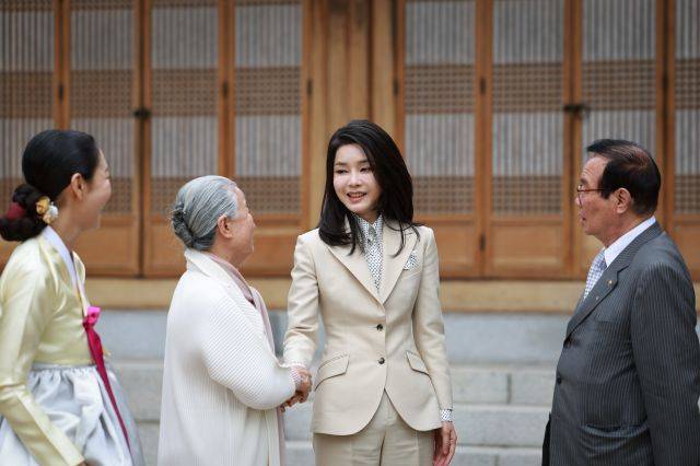 윤석열 대통령의 부인 김건희 여사가 지난 4일 청와대 상춘재에서 열린 국가무형문화재 전통공연·예술 분야 전승자 오찬에서 참석자들과 대화하고 있다. 연합뉴스