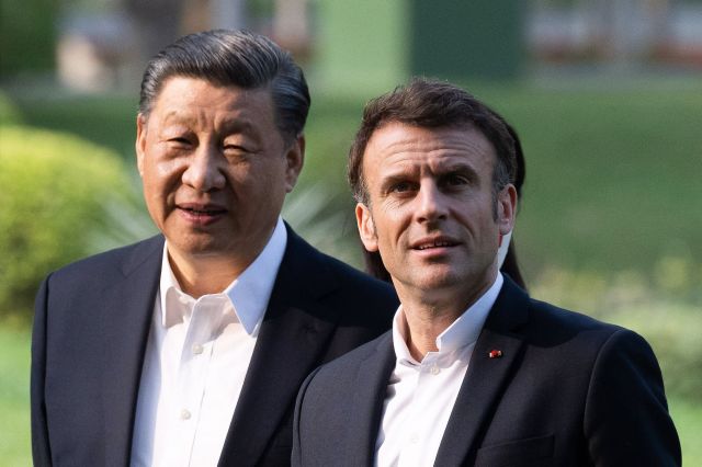 시진핑(왼쪽) 중국 국가주석과 에마뉘엘 마크롱 프랑스 대통령이 지난 7일 중국 광둥성 성장 관저에서 대화하고 있다. AFP연합뉴스