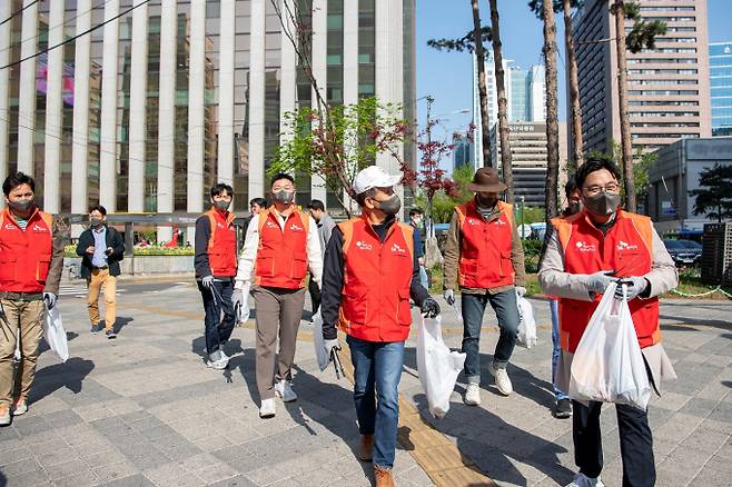 황일문(가운데) SK렌터카 대표이사와 구성원들이 최근 청계천 인근에서 '줍깅' 활동을 펼쳤다. /사진=SK렌터카