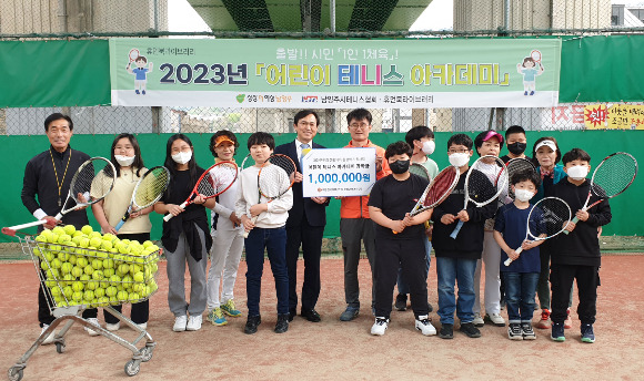 대한민국재향군인회 문화콘텐츠사업단이 호평내테니스클럽 장학금 100만원을 전달했다. /사진제공=대한민국재향군인회 문화콘텐츠사업단