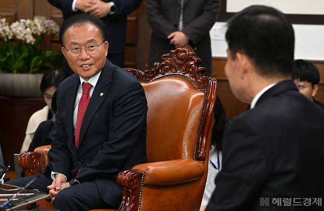 윤재옥 국민의힘 원내대표가 10일 서울 영등포구 여의도 국회의사당 국회의장실에서 김진표 국회의장을 예방하고 있다. 임세준 기자