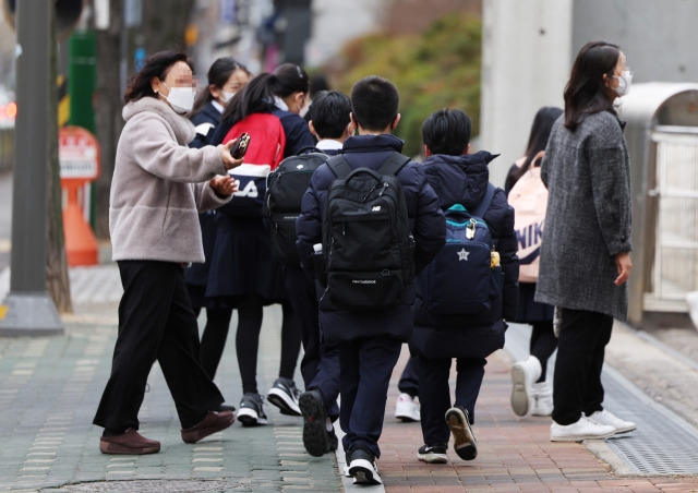 서울 시내 한 초등학교에서 학생들이 등교하고 있는 모습. 사진은 기사 내용과 관련 없음. [연합]