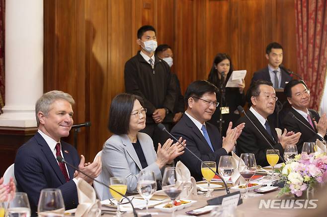 [타이베이=AP/뉴시스] 대만 총통실이 공개한 사진으로, 8일 차이잉원 대만 총통(왼쪽 두번째)이 마이클 매콜 미 하원 외교위원장(왼쪽 첫번째) 등 미 의회 대표단과 오찬을 함께 하고 있다. 2023.04.10.