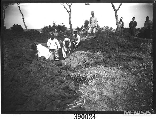 [나주=뉴시스] 일제강점기 조선총독부  고적조사단 주도로 이뤄진 나주 반남고분군 발굴조사 모습. (사진=국립중앙박물관 e뮤지움) 2023.04.10. photo@newsis.com