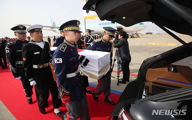 [인천공항=뉴시스] 공항사진기자단 = 국방부 의장대가 10일 오전 인천국제공항 제2터미널 주기장에서 열린 황기환 애국지사 유해 영접행사에서 운구차에 봉송하고 있다. 2023.04.10. photo@newsis.com