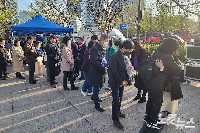 연합예배 후 예배 참석자들은 유가족들과 인사하고 포옹하며 이들을 위로했다.