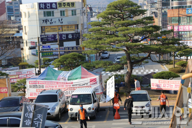 ▲ 환경미화원노조는 200 여일 째 시청정문앞에 농성장을 설치해 인금인상을 요구하고 있다. 노조측은 농성장 좌우에 이동식 화장실을 설치해  악취로 인해 시청을 찾는 시민들은 불편한 기색을 감추지 않고 있다.  ⓒ프레시안(최홍식)