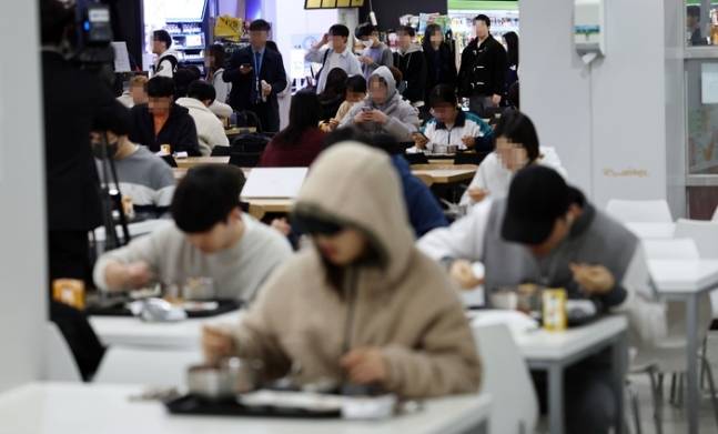 지난달 15일 오전 서울 동대문구 경희대 ‘푸른솔문화관’ 식당에서 학생들이 아침밥을 먹고 있다. 연합뉴스