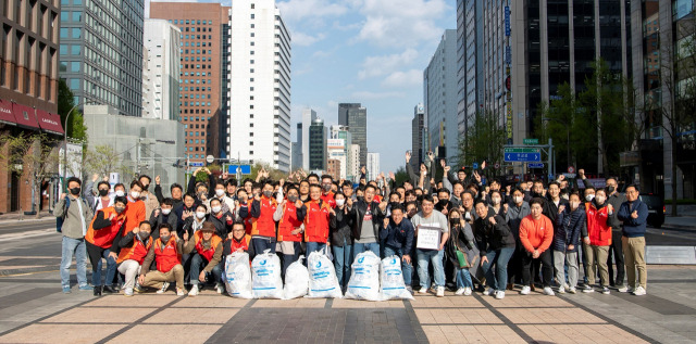 SK렌터카 임직원들이 창립 35주년을 맞아 서울 종로구 청계천 인근에서 ‘줍깅’ 활동에 참여했다. 사진 제공=SK렌터카