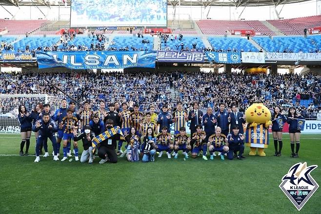 울산 선수단이 지난 8일 울산문수구장에서 열린 수원전에서 2-1로 승리한 뒤 팬들과 기념사진을 촬영하고 있다. 프로축구연맹 제공