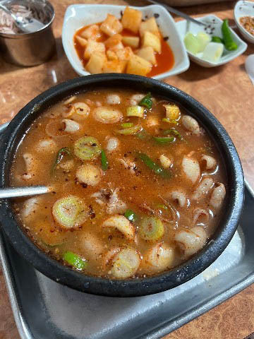 담백하고 깔끔한 맛의 순댓국 / 강남길 제공