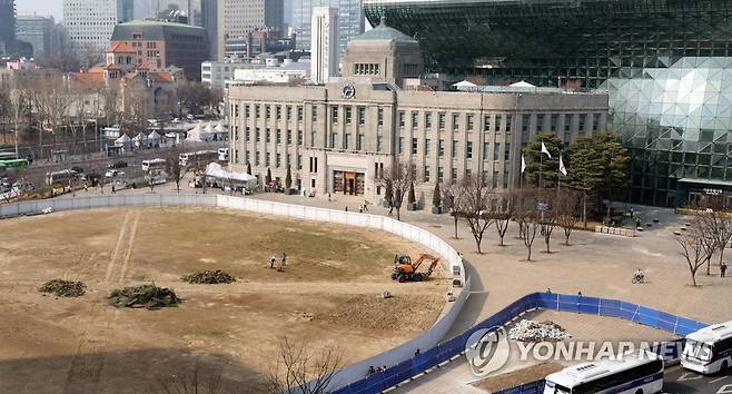 앞으로 서울광장 분향소는... (서울=연합뉴스) 한상균 기자 = 7일 서울광장 모습. 왼쪽에 이태원 참사 분향소가 있다. xyz@yna.co.kr