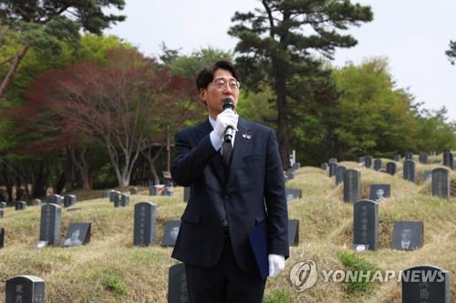 광주 망월 묘역 참배한 진보당 강성희 의원 [연합뉴스 자료사진]