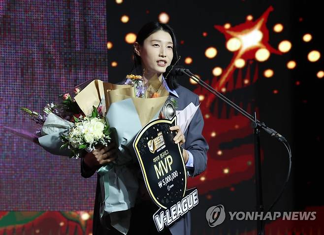 수상소감 말하는 MVP 김연경 (서울=연합뉴스) 이지은 기자 = 10일 오후 서울 용산구 그랜드 하얏트호텔에서 프로배구 2022-2023 V-리그 시상식에서 여자부 정규리그 MVP를 수상한 흥국생명 김연경이 소감을 말하고 있다. 2023.4.10 jieunlee@yna.co.kr