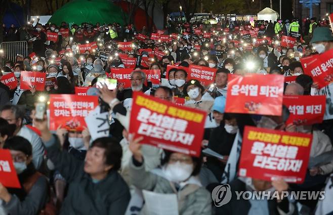 정부 규탄하며 시국 미사하는 천주교인들 (서울=연합뉴스) 류영석 기자 = 10일 오후 서울시청 앞에서 천주교정의구현전국사제단 비상대책위원회 관계자 등이 정부 규탄 월요 시국 기도회를 하고 있다. 2023.4.10 ondol@yna.co.kr