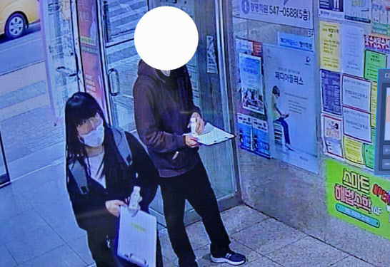 지난 3일 서울 강남구 한 학원가에서 학생들에게 ‘기억력이 좋아지는 음료수’ 시음 행사라며 ‘마약 음료수’ 건네는 용의자들의 모습.(사진=서울 강남경찰서)