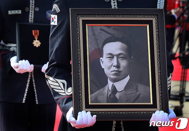 10일 오전 인천국제공항 제2터미널 주기장에서 열린 황기환 애국지사 유해 영접행사에서 국방부 의장대가 유해를 운구하고 있다. 2023.4.10/뉴스1 ⓒ News1 공항사진기자단