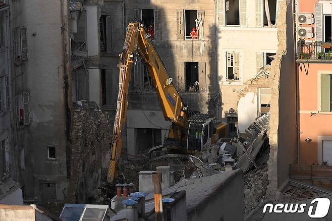 10일(현지시간) 프랑스 마르세유 아파트 붕괴 현장에서 굴삭기 한 대가 잔해를 정리하고 있다. 2023.04.10. ⓒ AFP=뉴스1 ⓒ News1 김성식 기자