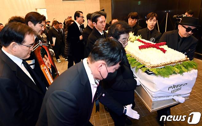 11일 오전 서울 동작구 중앙대학교병원 장례식장에서 엄수된 고(故) 현미의 발인식에서 고인이 운구차로 향하고 있다. (공동취재) 2023.4.11/뉴스1 ⓒ News1 사진공동취재단