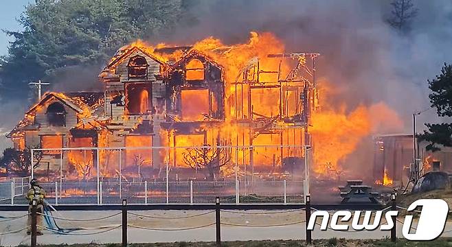 11일 강원도 강릉시 난곡동 한 야산에서 산불이 발생, 출동한 소방대원이 민가로 번진 화재를 진압하고 있다. (소방청 제공) 2023.4.11/뉴스1