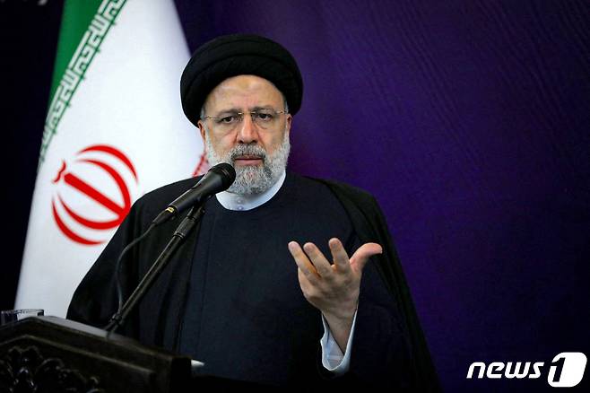 9일(현지시간) 이란 테헤란에서 에브라힘 라이시 대통령이 히잡 시위 도중 사망한 보안군의 가족들과 만난 자리에서 연설하고 있다. ⓒ 로이터=뉴스1 ⓒ News1 권진영 기자
