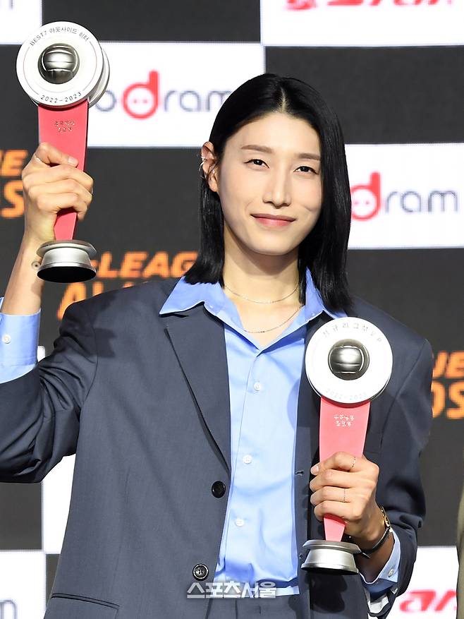 흥국생명 김연경이 10일 서울 용산구 그랜드하얏트 그랜드볼룸에서 진행된 도드람 2022-2023 V-리그 시상식에서 MVP로 선정된 뒤 기념 촬영을 하고 있다. 2023. 4. 10.  박진업기자 upandup@sportsseoul.com