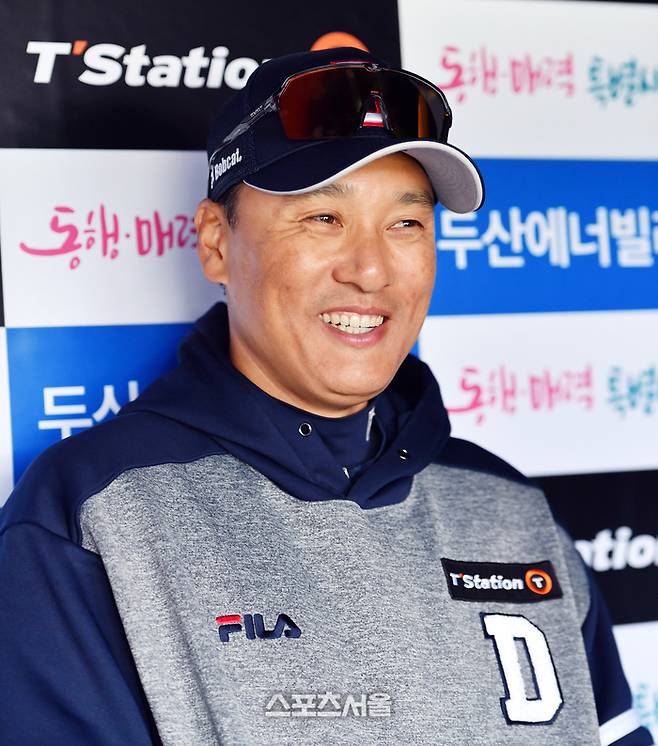 두산 이승엽 감독이 더그아웃에서 기자들과 이야기를 나누고 있다.  강영조기자 kanjo@sportsseoul.com