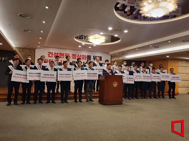 김상수 대한건설협회장(앞줄 가운데)과 30대 건설사 관계자들이 11일 서울 강남구 논현동 건설회관에서 건설현장 정상화를 위한 결의문을 낭독하고 있다. / 사진=노경조 기자