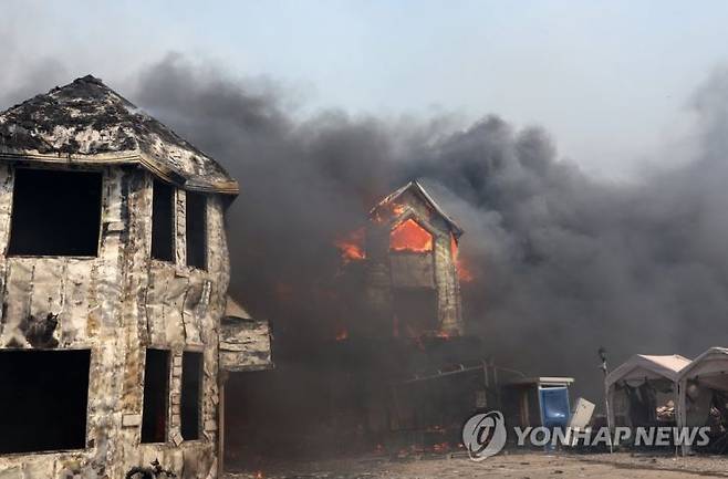 11일 강원 강릉시 난곡동에서 시작한 산불이 건조한 날씨 속 강풍을 타고 경포 인근 펜션까지 번졌다. 사진=연합뉴스