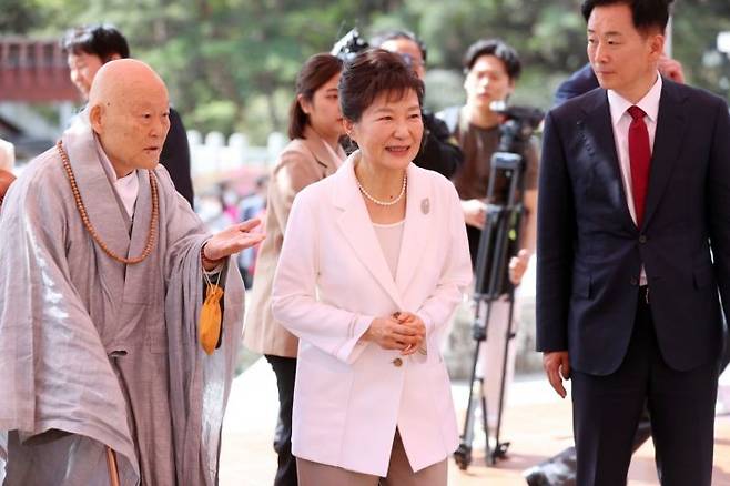 박근혜 전 대통령이 11일 오전 대구 팔공산 동화사를 찾아 통일대불 쪽으로 걸어가고 있다. [이미지출처=연합뉴스]