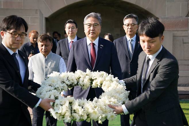 박진 외교부 장관이 8일 오전(현지 시각) 인도 뉴델리에 있는 마하트마 간디 추모공원 '라지 가트'를 방문해 헌화하고 있다. /뉴스1