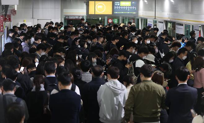 지난해 11월 3일 오후 김포골드라인 김포공항역이 환승 시민들로 붐비고 있다./연합뉴스