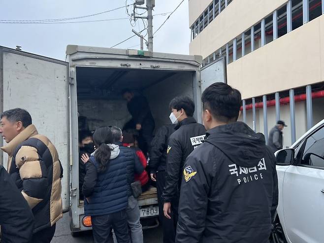 [제주=뉴시스] 오영재 기자 = 23일 제주항 어선 부두 인근 화물차 짐칸에 은신 중인 불법 체류 외국인 11명이 해경에 적발되고 있다.(사진=제주해양경찰서 제공) 2023.02.24. photo@newsis.com /사진=뉴시스