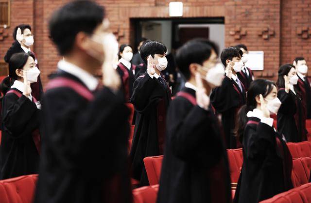 지난해 5월 3일 오전 정부과천청사에서 열린 신임 검사 임관식에서 임명장을 받은 검사들이 선서를 하고 있다. 연합뉴스