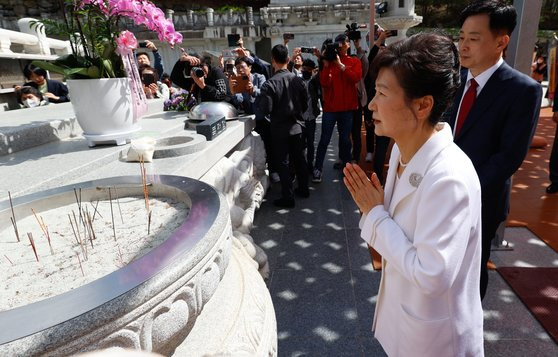 박근혜 전 대통령이 11일 오전 대구 팔공산 동화사를 찾아 통일대불 앞에서 합장하고 있다. 연합뉴스