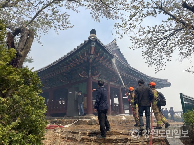 ▲ 11일 강릉산불이 강풍을 타고 급속히 번지자 국가지정문화재 보물이자 관동팔경 제1경인 경포대 피해를 우려해 소방대원들이 물을 뿌리고 있다. 홍성배