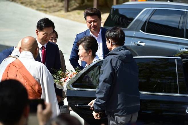 박근혜 전 대통령이 11일 오전 대구 동구 팔공총림 동화사를 방문하고 있다. (최태욱 기자) 2023.04.11