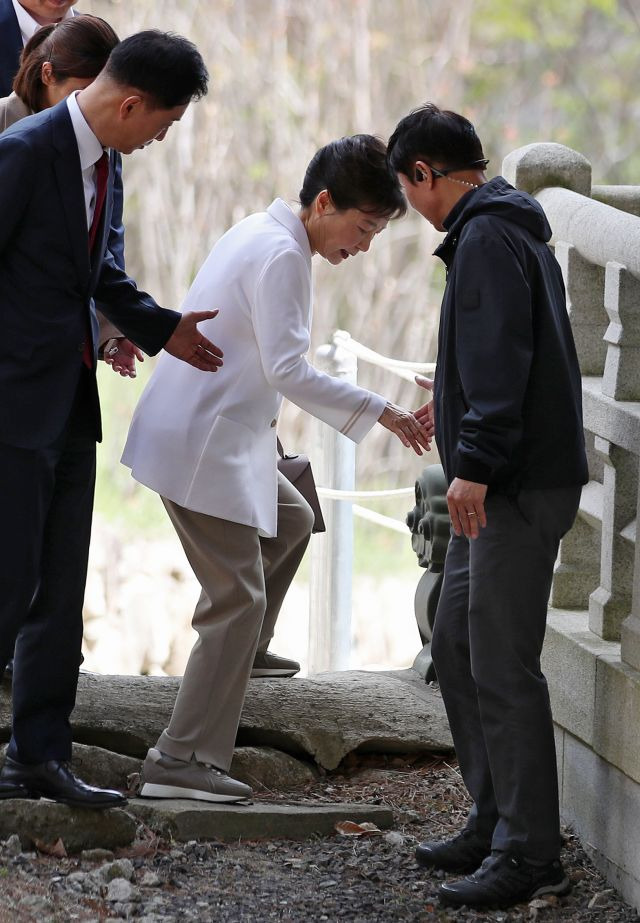 박근혜 전 대통령이 11일 오전 대구 동구 팔공총림 동화사를 방문해 능종 주지 스님과 차담을 나누기 위해 사찰음식 체험관으로 이동하고 있다. 뉴시스