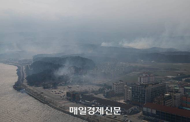 11일 오후 강원 강릉시 난곡동의 한 야산에서 난 불이 경포대 인근까지 번지는 가운데 강릉 시내가 화재로 인해 발생한 연기로 가득 차 있다. 2023.04.11 [박형기기자]