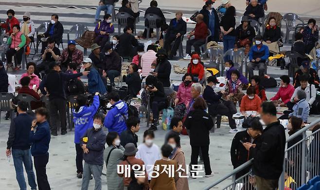 11일 강원도 강릉시 난곡동의 한 야산에서 난 불이 강풍으로 확산하면서 강릉 시내 인근까지 번지자 강릉아이스아레나에 마련된 대피 시설이 피난민들로 북적이고 있다. 2023.04.11 [박형기기자]