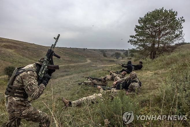 훈련하는 우크라이나군. [사진출처 = 연합뉴스]