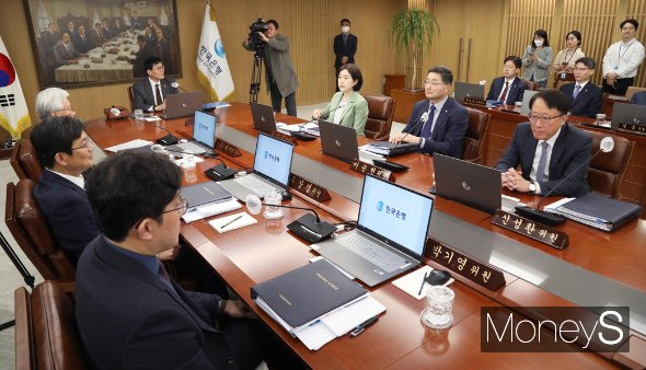 이창용 한국은행 총재가 11일 오전 서울 중구 한국은행에서 열린 금융통화위원회 본회의에서 회의를 주재하고 있다. /사진=임한별 기자