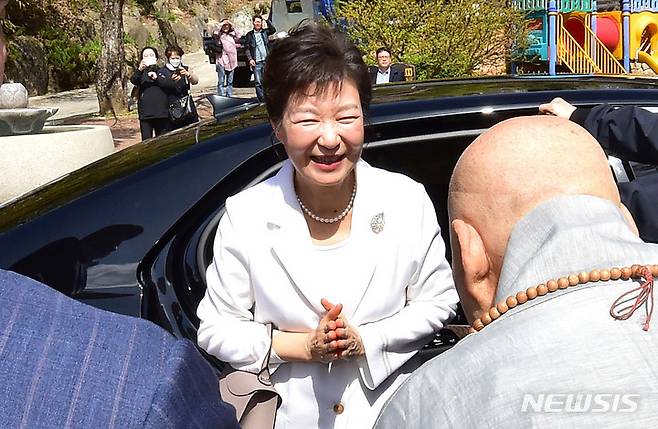 [대구=뉴시스] 이무열 기자 = 박근혜 전 대통령이 11일 오전 대구 동구 팔공총림 동화사를 방문하고 있다. 2023.04.11. lmy@newsis.com