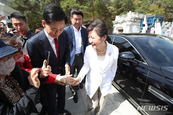 [대구=뉴시스] 이무열 기자 = 박근혜 전 대통령이 11일 오전 대구 동구 팔공총림 동화사를 방문해 통일대불 앞에서 시민들과 인사하고 있다. 2023.04.11. lmy@newsis.com