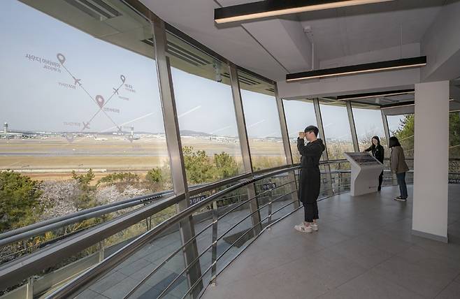 [인천공항=뉴시스] 홍찬선 기자 = 인천시 중구 오성산에 위치한 인천공항 전망대가 안전시설을 강화해 오는 12일 재개관 한다. 사진은 인천공항 전망대의 모습. (사진=인천공항공사 제공) photo@newsis.com *재판매 및 DB 금지