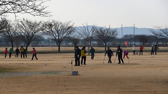 [뉴시스=부여]‘파크골프장 이용 군민들 모습.(사진=부여군) *재판매 및 DB 금지