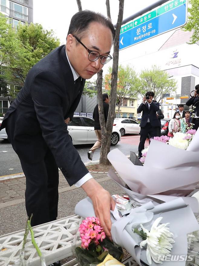 [대전=뉴시스] 강종민 기자 = 이원석 검찰총장이 11일 어린이보호구역(스쿨존)에서 만취운전 승용차에 치어 숨진 배승아양의 사고현장인 대전 둔산동을 찾아 헌화하고 있다. (공동취재사진) 2023.04.11. photo@newsis.com